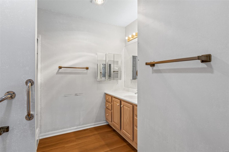 302 Bayberry Lane, Farmington, Missouri 63640, 2 Bedrooms Bedrooms, 8 Rooms Rooms,2 BathroomsBathrooms,Residential,For Sale,Bayberry,MAR25020484