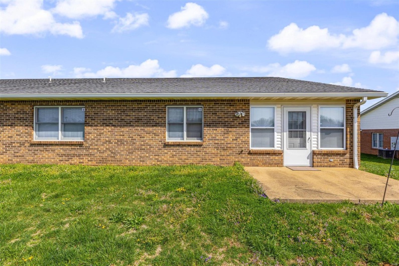 302 Bayberry Lane, Farmington, Missouri 63640, 2 Bedrooms Bedrooms, 8 Rooms Rooms,2 BathroomsBathrooms,Residential,For Sale,Bayberry,MAR25020484