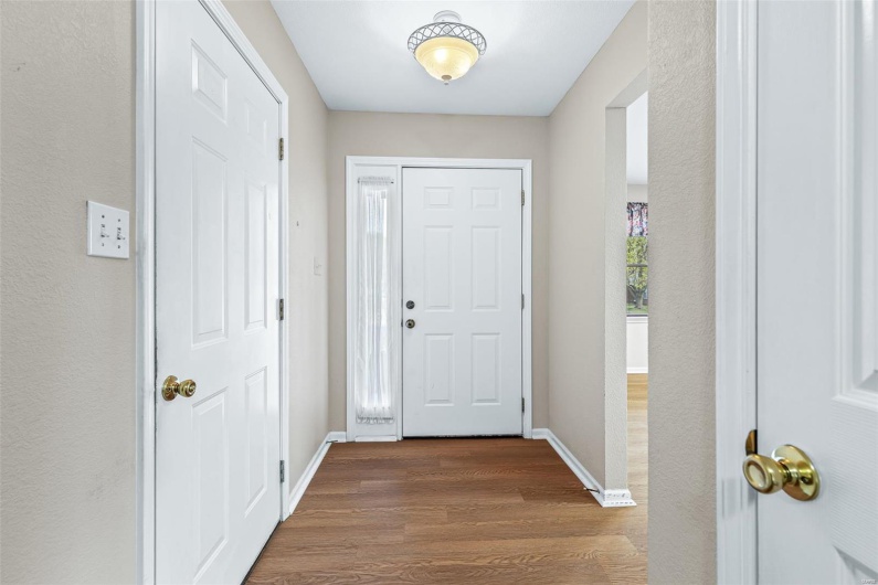 302 Bayberry Lane, Farmington, Missouri 63640, 2 Bedrooms Bedrooms, 8 Rooms Rooms,2 BathroomsBathrooms,Residential,For Sale,Bayberry,MAR25020484