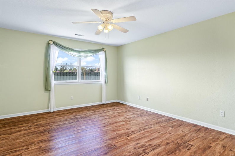 302 Bayberry Lane, Farmington, Missouri 63640, 2 Bedrooms Bedrooms, 8 Rooms Rooms,2 BathroomsBathrooms,Residential,For Sale,Bayberry,MAR25020484