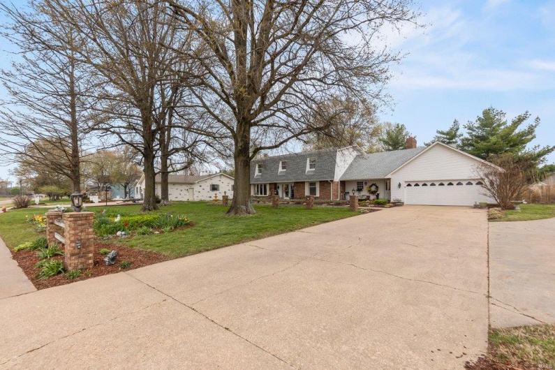 132 Greenbrier Dr, Sikeston, Missouri 63801, 5 Bedrooms Bedrooms, 13 Rooms Rooms,3 BathroomsBathrooms,Residential,For Sale,Greenbrier Dr,MAR23021457