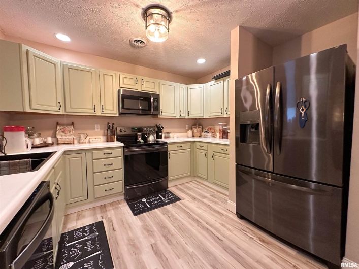5691 Silver Fox Drive, Carterville, Illinois 62918, 3 Bedrooms Bedrooms, 0 ,2 BathroomsBathrooms,Residential,For Sale,Silver Fox,0,RMAEB457402