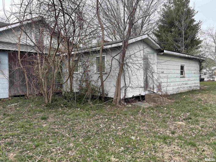106 1ST Street, Elkville, Illinois 62932, 3 Bedrooms Bedrooms, 0 ,1 BathroomBathrooms,Residential,For Sale,1ST,0,RMAQC4261966