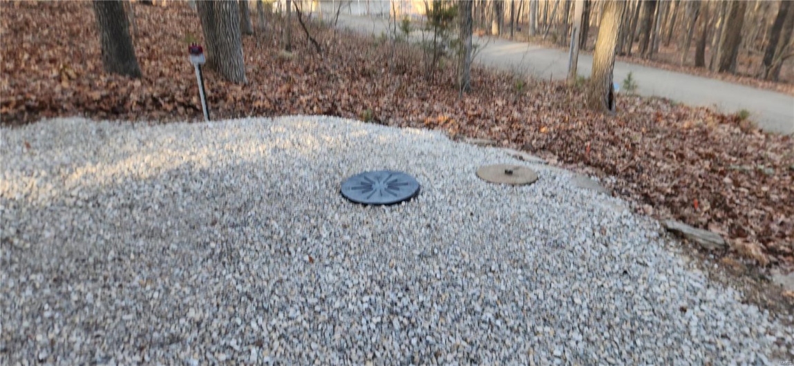 Septic holding tank riser lid and alarm