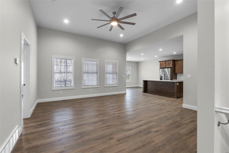 12 Creekside Way, Cape Girardeau, Missouri 63701, 4 Bedrooms Bedrooms, 4 Rooms Rooms,3 BathroomsBathrooms,Residential,For Sale,Creekside,MAR25021609
