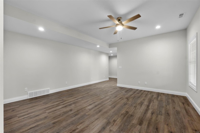 16 Creekside Way, Cape Girardeau, Missouri 63701, 4 Bedrooms Bedrooms, 4 Rooms Rooms,3 BathroomsBathrooms,Residential,For Sale,Creekside,MAR25021593