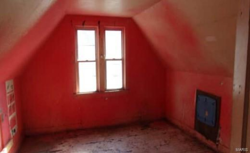 Bonus room featuring vaulted ceiling
