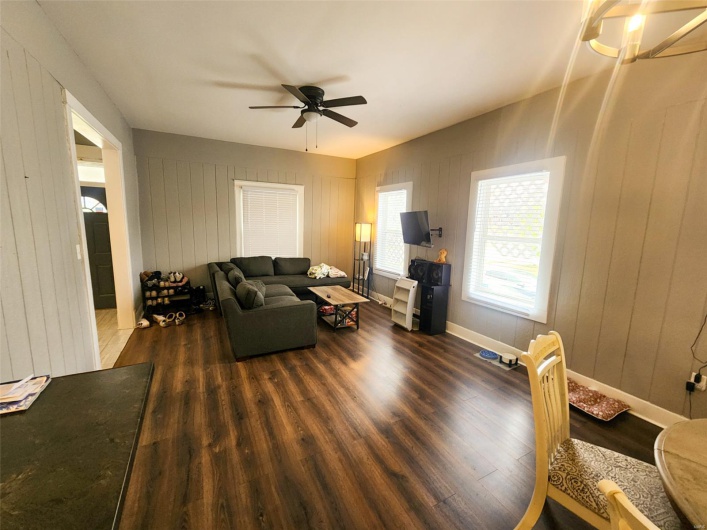 609 Poplar Street, Carbondale, Illinois 62901, 6 Bedrooms Bedrooms, 16 Rooms Rooms,5 BathroomsBathrooms,Residential,For Sale,Poplar,MAR25019208