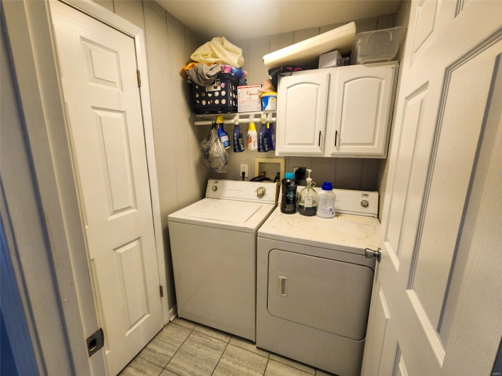 609 Poplar Street, Carbondale, Illinois 62901, 6 Bedrooms Bedrooms, 16 Rooms Rooms,5 BathroomsBathrooms,Residential,For Sale,Poplar,MAR25019208