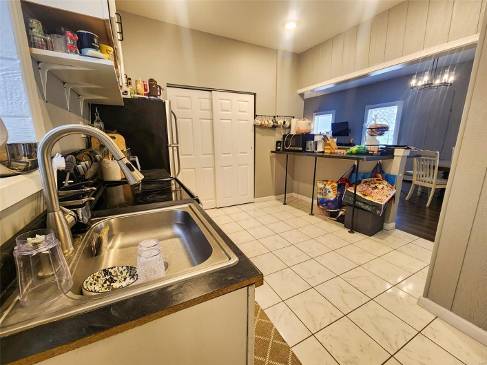 609 Poplar Street, Carbondale, Illinois 62901, 6 Bedrooms Bedrooms, 16 Rooms Rooms,5 BathroomsBathrooms,Residential,For Sale,Poplar,MAR25019208