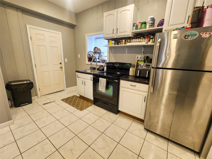 609 Poplar Street, Carbondale, Illinois 62901, 6 Bedrooms Bedrooms, 16 Rooms Rooms,5 BathroomsBathrooms,Residential,For Sale,Poplar,MAR25019208