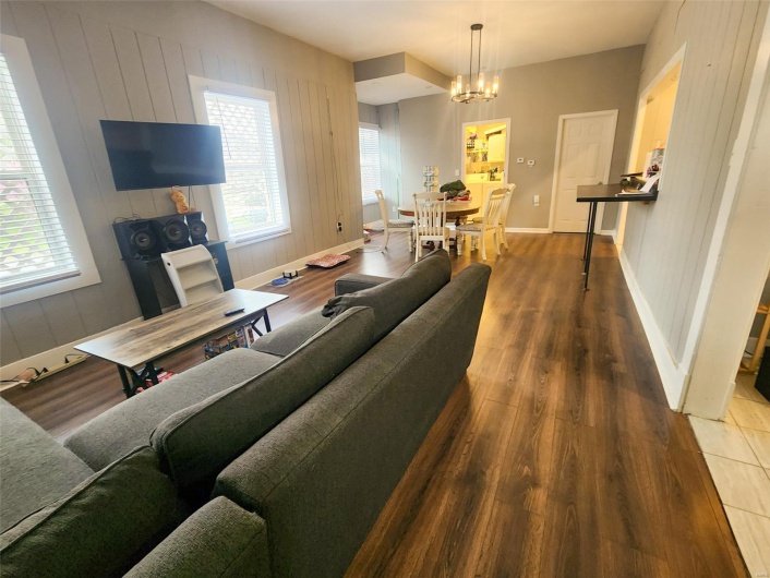 609 Poplar Street, Carbondale, Illinois 62901, 6 Bedrooms Bedrooms, 16 Rooms Rooms,5 BathroomsBathrooms,Residential,For Sale,Poplar,MAR25019208