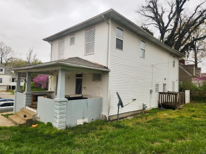 609 Poplar Street, Carbondale, Illinois 62901, 6 Bedrooms Bedrooms, 16 Rooms Rooms,5 BathroomsBathrooms,Residential,For Sale,Poplar,MAR25019208