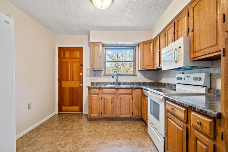2820 Vista Lane, Cape Girardeau, Missouri 63701, 2 Bedrooms Bedrooms, 6 Rooms Rooms,1 BathroomBathrooms,Residential,For Sale,Vista Lane,MAR25019696