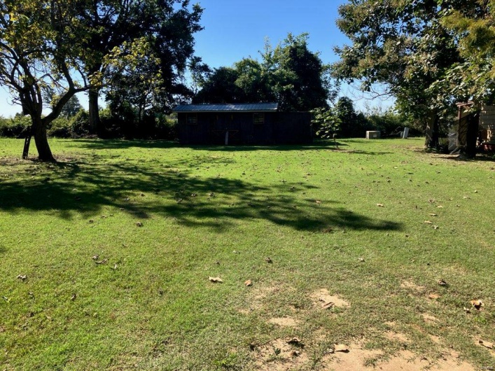 View of yard featuring an outbuilding
