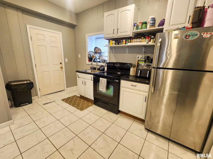 609 POPLAR Street, Carbondale, Illinois 62901, 6 Bedrooms Bedrooms, 0 ,5 BathroomsBathrooms,Residential,For Sale,POPLAR,0,RMAEB457455