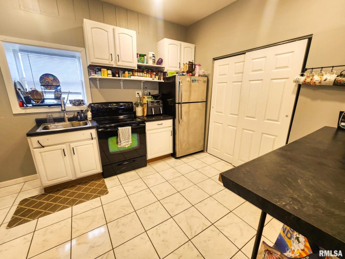 609 POPLAR Street, Carbondale, Illinois 62901, 6 Bedrooms Bedrooms, 0 ,5 BathroomsBathrooms,Residential,For Sale,POPLAR,0,RMAEB457455