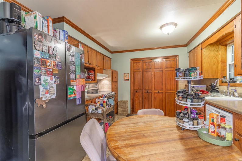Kitchen featuring tasteful backsplash, a sink, crown molding, and appliances with stainless steel finishes