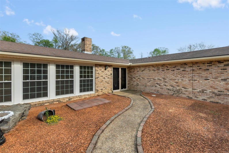 185 Garnet Lane, Cape Girardeau, Missouri 63701, 3 Bedrooms Bedrooms, 8 Rooms Rooms,2 BathroomsBathrooms,Residential,For Sale,Garnet,MAR25020143