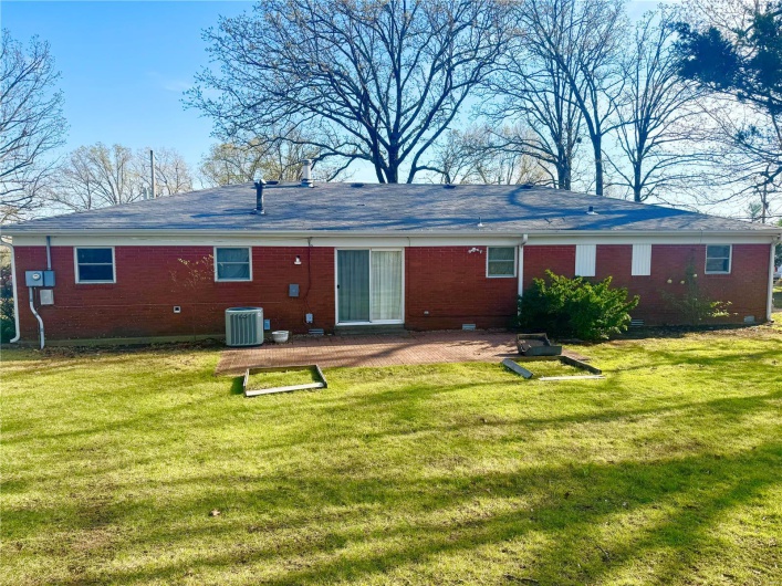 2101 Meadows Road, Poplar Bluff, Missouri 63901, 3 Bedrooms Bedrooms, 7 Rooms Rooms,2 BathroomsBathrooms,Residential,For Sale,Meadows,MAR25021342