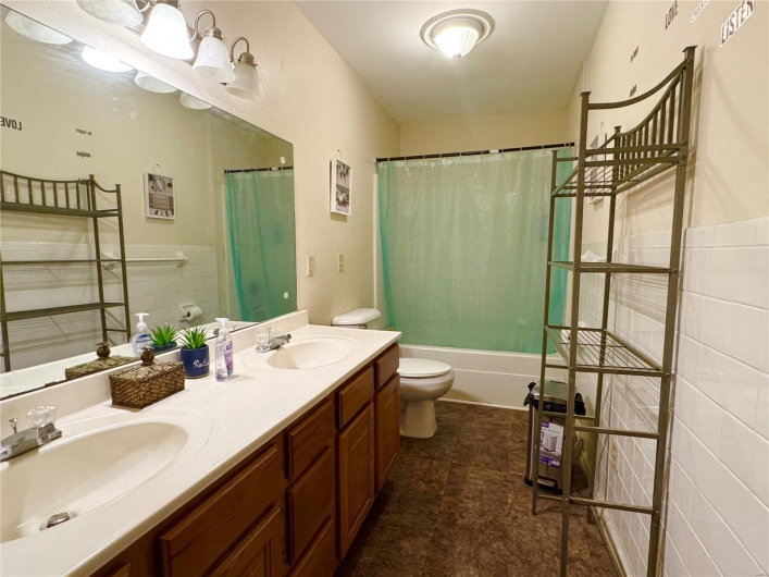 2101 Meadows Road, Poplar Bluff, Missouri 63901, 3 Bedrooms Bedrooms, 7 Rooms Rooms,2 BathroomsBathrooms,Residential,For Sale,Meadows,MAR25021342