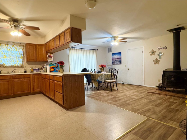 2101 Meadows Road, Poplar Bluff, Missouri 63901, 3 Bedrooms Bedrooms, 7 Rooms Rooms,2 BathroomsBathrooms,Residential,For Sale,Meadows,MAR25021342