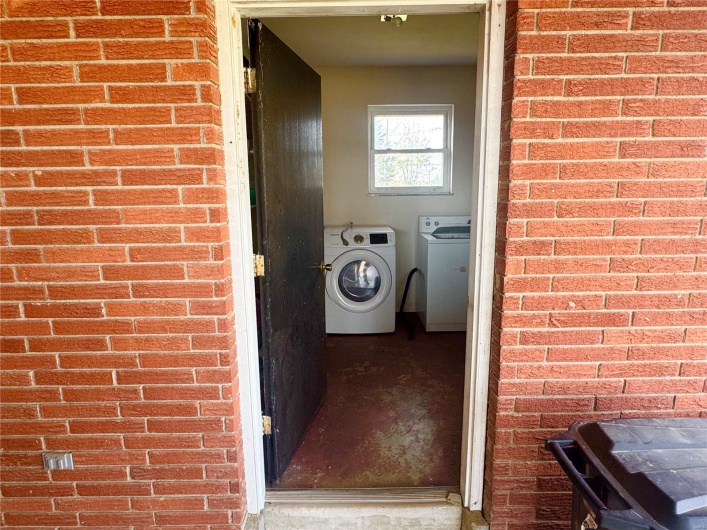 2101 Meadows Road, Poplar Bluff, Missouri 63901, 3 Bedrooms Bedrooms, 7 Rooms Rooms,2 BathroomsBathrooms,Residential,For Sale,Meadows,MAR25021342
