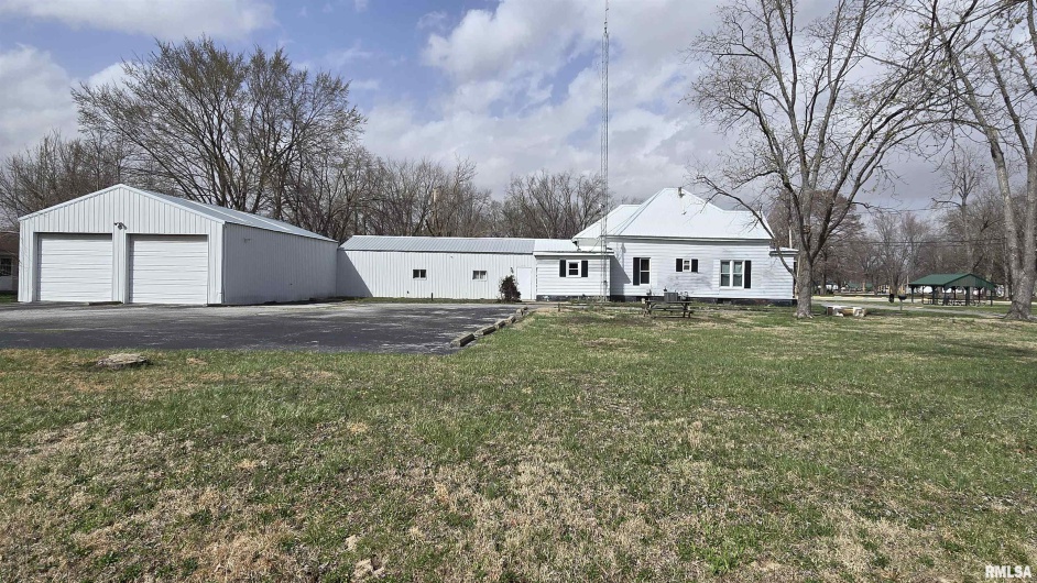 205 SHAW Street, Harrisburg, Illinois 62946, 2 Bedrooms Bedrooms, 0 ,2 BathroomsBathrooms,Residential,For Sale,SHAW,0,RMAEB457508