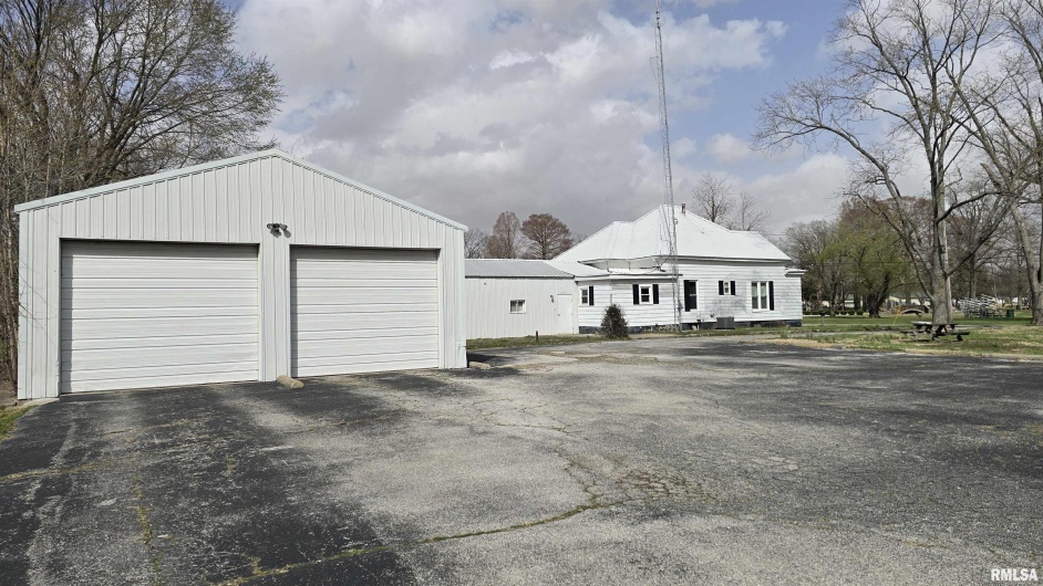 205 SHAW Street, Harrisburg, Illinois 62946, 2 Bedrooms Bedrooms, 0 ,2 BathroomsBathrooms,Residential,For Sale,SHAW,0,RMAEB457508