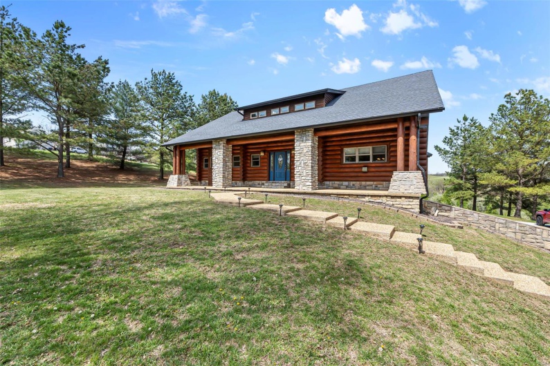 Gorgeous 3+ Bed, 3.5 Bath Custom Rocky Mountain Log Home