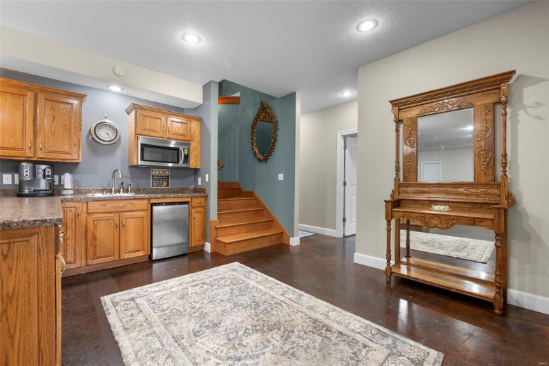 Lower Level Kitchenette & Dining Nook