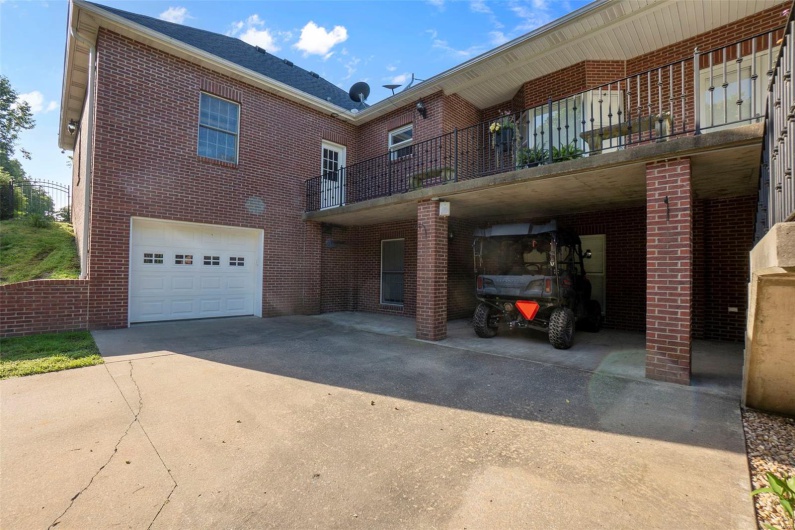 John Deere room Is Easy to Access with a Separate Driveway