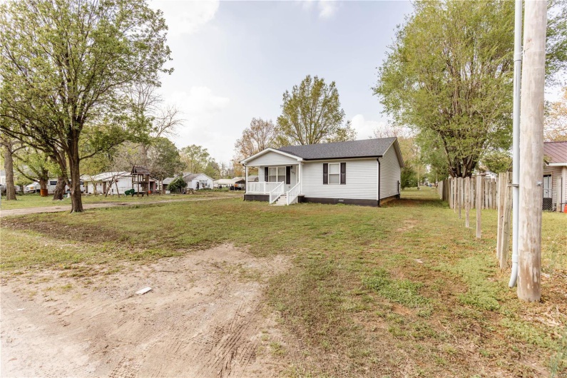 305 W Poplar, East Prairie, Missouri 63845, 3 Bedrooms Bedrooms, 8 Rooms Rooms,2 BathroomsBathrooms,Residential,For Sale,W Poplar,MAR25022849