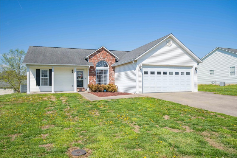 156 Glen Drive, Jackson, Missouri 63755, 5 Bedrooms Bedrooms, 13 Rooms Rooms,2 BathroomsBathrooms,Residential,For Sale,Glen,MAR25023282