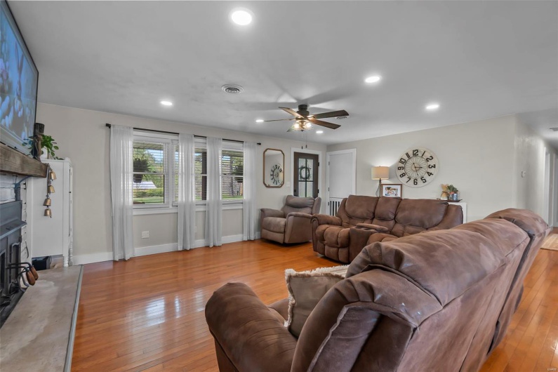 3150 State Hwy Y, Jackson, Missouri 63701, 4 Bedrooms Bedrooms, 5 Rooms Rooms,2 BathroomsBathrooms,Residential,For Sale,State Hwy Y,MAR25023005