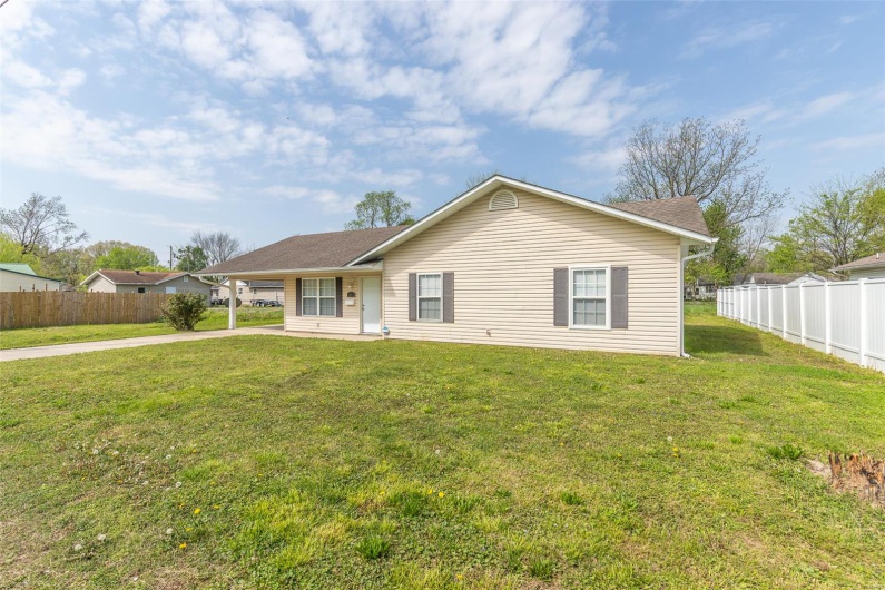 1501 Vincent Street, Poplar Bluff, Missouri 63901, 3 Bedrooms Bedrooms, 6 Rooms Rooms,2 BathroomsBathrooms,Residential,For Sale,Vincent,MAR25023427