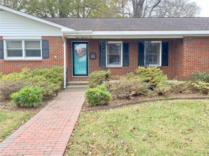 Property entrance featuring a yard