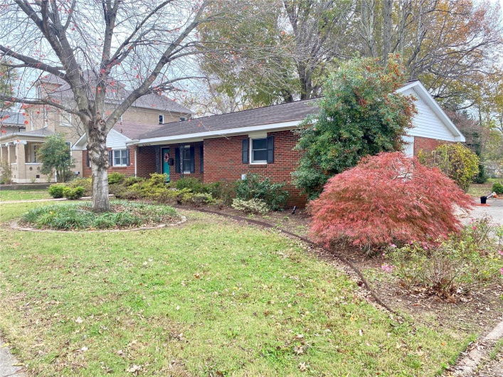 View of front of property featuring a front lawn