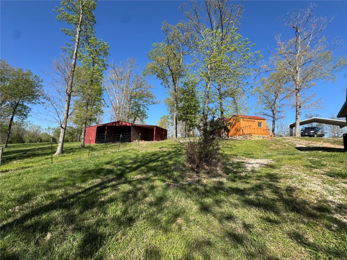 View of yard featuring an outbuilding