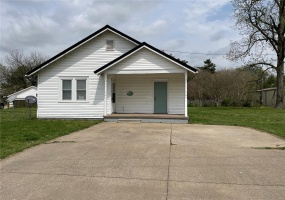 830 Linn Street, Sikeston, Missouri 63801, 2 Bedrooms Bedrooms, ,1 BathroomBathrooms,Residential,For Sale,Linn,MAR25024625