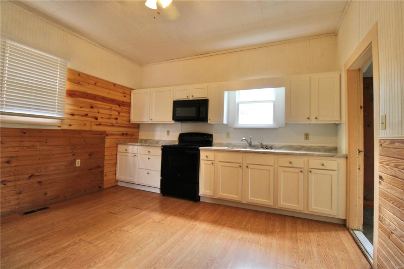 1115 Spring Street, Poplar Bluff, Missouri 63901, 4 Bedrooms Bedrooms, 7 Rooms Rooms,1 BathroomBathrooms,Residential,For Sale,Spring,MAR25024646