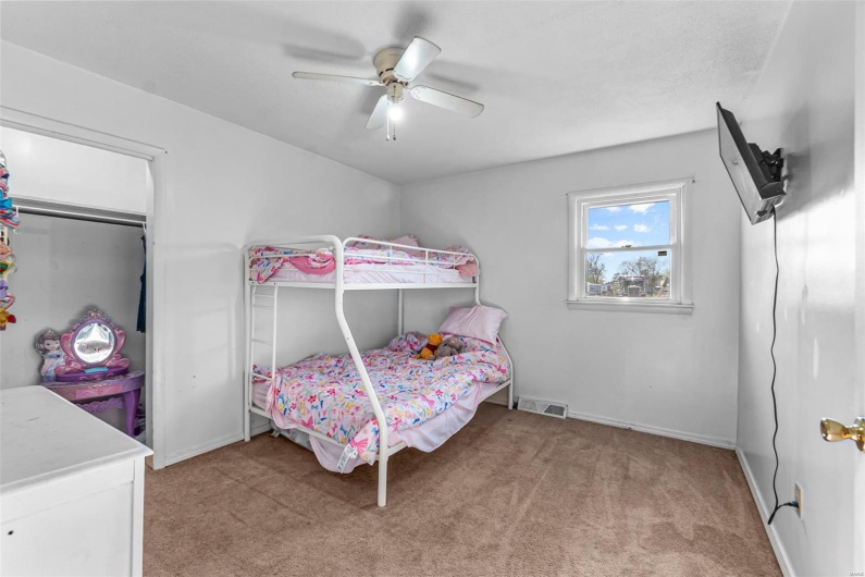 Bedroom featuring carpet, visible vents, baseboards, and ceiling fan