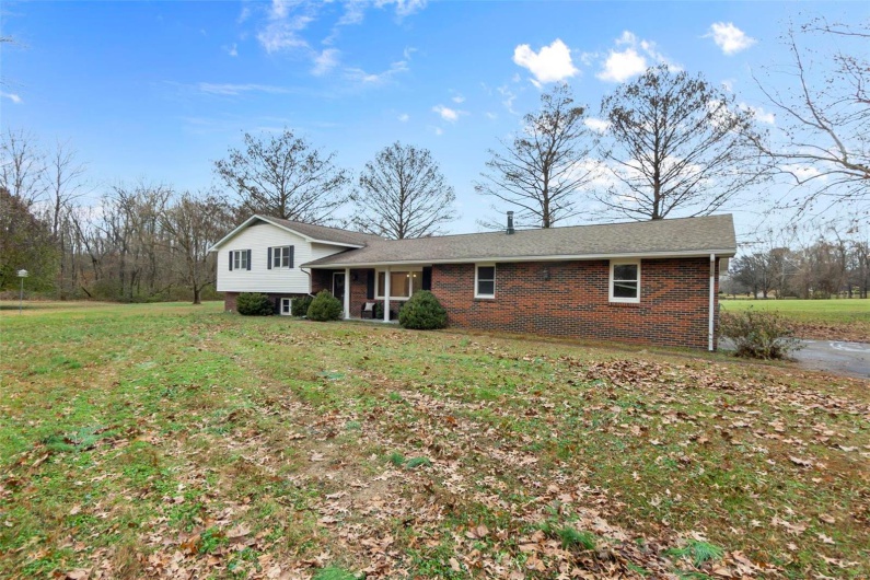 70 Garnet Lane, Cape Girardeau, Missouri 63701, 3 Bedrooms Bedrooms, 9 Rooms Rooms,2 BathroomsBathrooms,Residential,For Sale,Garnet,MAR24075417