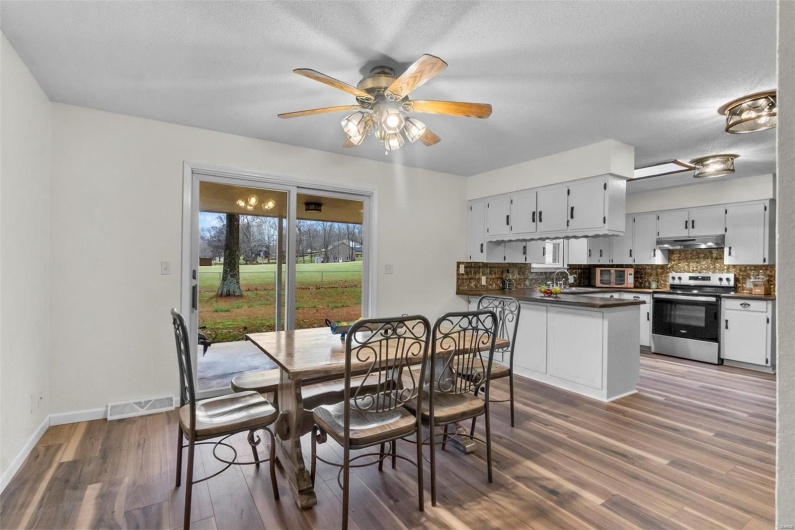 70 Garnet Lane, Cape Girardeau, Missouri 63701, 3 Bedrooms Bedrooms, 9 Rooms Rooms,2 BathroomsBathrooms,Residential,For Sale,Garnet,MAR24075417