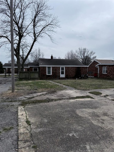 328 Helen Street, Sikeston, Missouri 63801, 2 Bedrooms Bedrooms, 5 Rooms Rooms,1 BathroomBathrooms,Residential,For Sale,Helen,MAR25015567