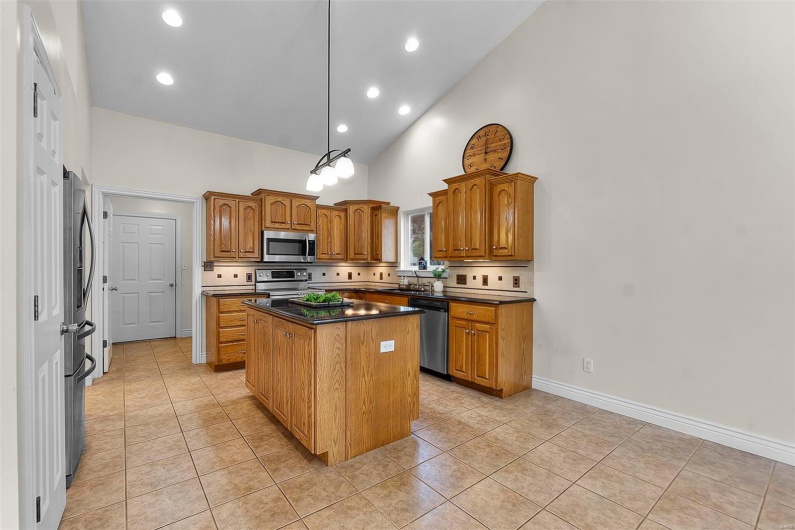 2600 Cobblestone Court, Cape Girardeau, Missouri 63701, 8 Bedrooms Bedrooms, 21 Rooms Rooms,5 BathroomsBathrooms,Residential,For Sale,Cobblestone,MAR25025201