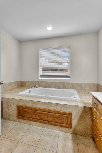 2600 Cobblestone Court, Cape Girardeau, Missouri 63701, 8 Bedrooms Bedrooms, 21 Rooms Rooms,5 BathroomsBathrooms,Residential,For Sale,Cobblestone,MAR25025201