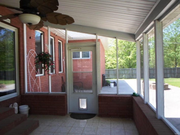 Sunroom / solarium with a ceiling fan