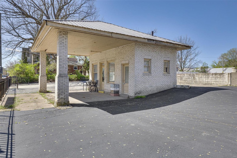Former Salon- Separate business bldg, ~300sqft 