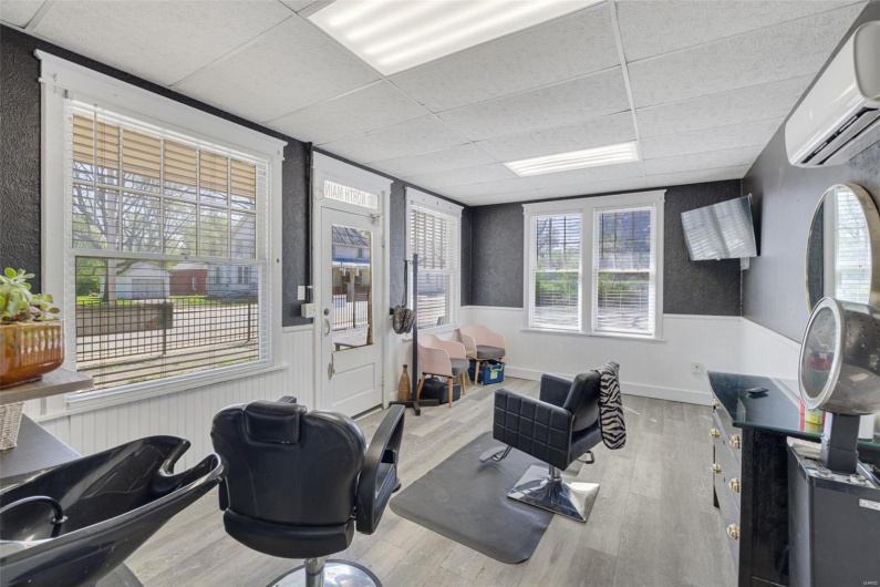Former Salon- Separate business bldg, ~300sqft 